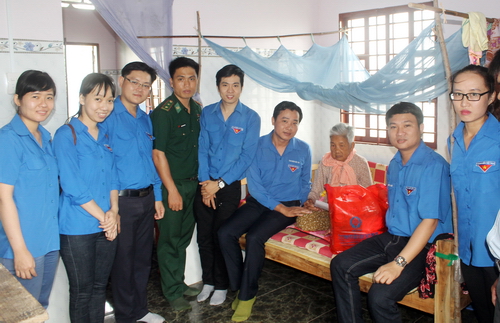 Đoàn viên, thanh niên cùng đại diện Đại đội Huấn luyện – Cơ động (C19) đến thăm tặng quà gia đình chính sách trên địa bàn huyện Ba Tri